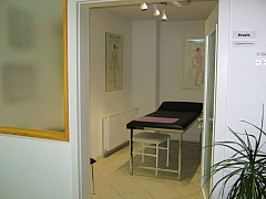 mittlerer Behandlungsraum mit Schröpfkopfen, Baunscheidtgerät, Akupunkturnadeln, Moxa, Ölen